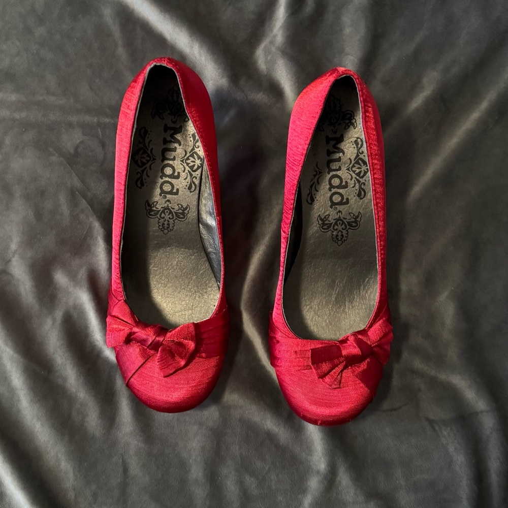 Vintage Mudd Women's red satin kitten heel pumps